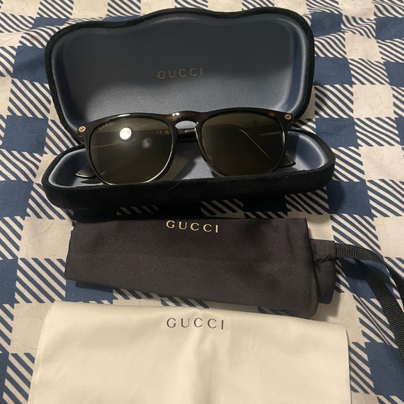Gucci Tortoiseshell Sunglasses with White Cloth - Picture 1 of 7